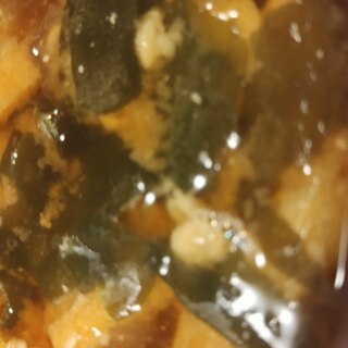 椎茸とわかめと油揚げの味噌汁